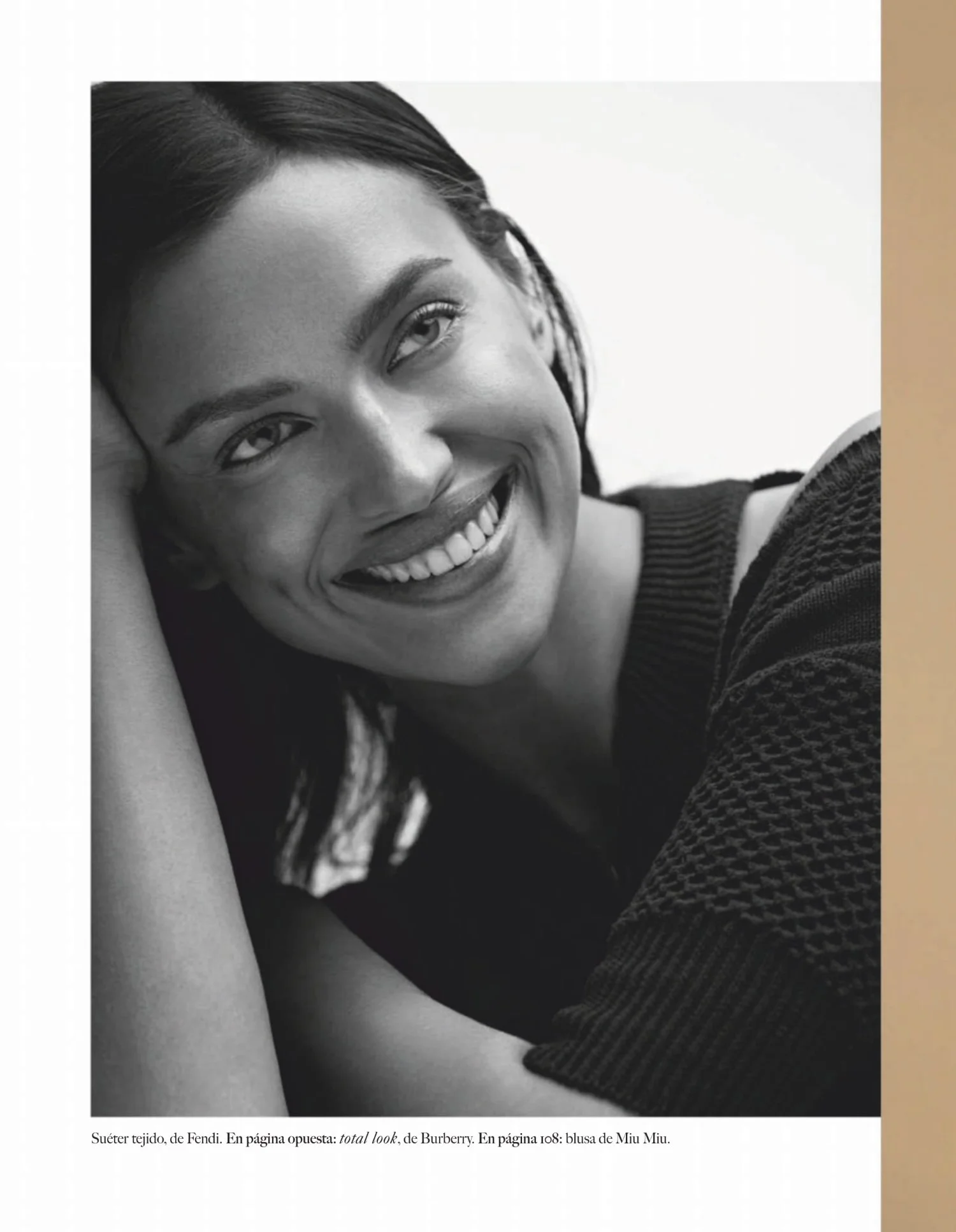 Xotin uning yonida yotib, erini transvestit bilan sikishini kuzatadi.